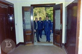 Militares na entrada da Casa Afrânio do Amaral, Bruno Soerensen Cardozo à esquerda