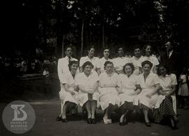 fotografia em grupo de docentes do Grupo Escolar Butantan, Na imagem está Noêmia Saraiva de Matto...