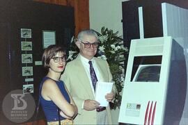 Inauguração da estação Cultural. Prof. Henrique Moisés Canter próximo ao monitor interativo.