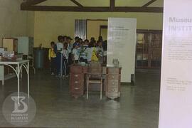 Interior do Museu Histórico do Instituto Butantan. Grupo escolar em visita