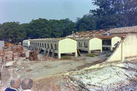 Obras de construção do Museu Histórico. Parte do Biotério antes da demolição, ao lado de obra de ...
