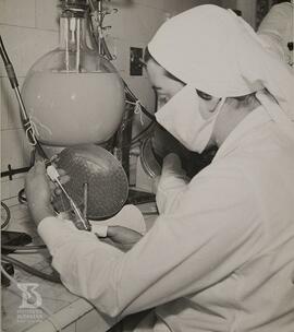 Interior de laboratório, processo de envase de vacinas