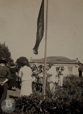 Asteamento da bandeira pela pessoa mais velha do grupo, o porteiro Sr. Ludgero Prado