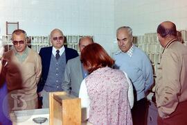 Visitantes acompanhados por  Bruno Soerensen, 2º da esquerda para direita, em biotério de aranhas...