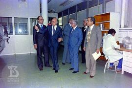 Mário Augusto Jorge de Castro Lima (Ministro da Saúde), Visitando laboratório de produção, acompa...