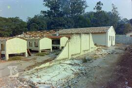 Obras de construção do Museu Histórico. Parte do Biotério antes da demolição, ao lado de obra de ...