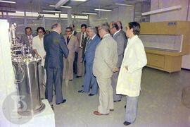 Mário Augusto Jorge de Castro Lima (Ministro da Saúde), Visitando laboratório de produção, acompa...