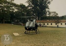 Helicóptero em heliponto próximo ao Hospital Vital Brazil, ao fundo