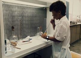 Interior de laboratório, preparo de antígeno para imunização de cavalos na capela de fluxo lamina...