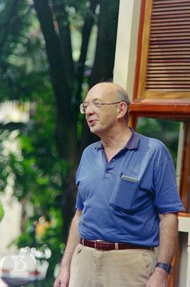 Cerimônia de reinauguração do Quiosque após restauração. Retrato do Dr.  Isaías Raw próximo ao Qu...