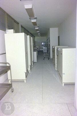 Vista de corredor com equipamento “ultra freezers”