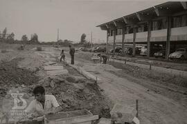 Obras de infraestrutura, arruamento e colocação de guias próximo ao Edifício do setor de produção...