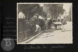 Alunas cuidando do jardim, plantação de "Salias, rosas, cana índica, miosotis (chagas), bals...