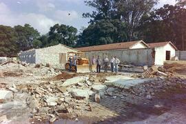 Obras de construção do Museu Histórico. Reconstrução do antigo laboratório para abrigar o Museu H...