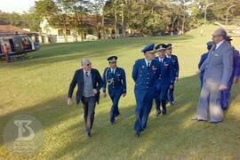 Militares recebidos por Bruno Soerensen Cardozo, à esquerda e Alphonse Richard Hoge, à direita, n...