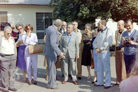 Visitantes acompanhados Alphonse Richard Hoge, ao centro