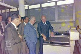 Mário Augusto Jorge de Castro Lima (Ministro da Saúde), Visitando laboratório de produção, acompa...