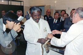 Príncipe Fumihito fotografando demonstração de serpente, realizada pelo sr. Joaquim Cavalheiro e ...