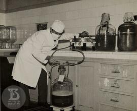 Interior de laboratório,  processo de filtração de soros, produto acabado a granel.