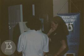 Inauguração da Estação Cultural. Público utilizando monitor interativo.