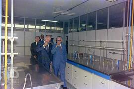 Mário Augusto Jorge de Castro Lima (Ministro da Saúde), Visitando laboratório de produção, acompa...