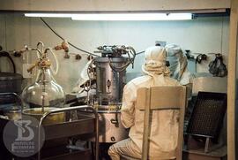 Laboratório de Produção, envase de soro em ampolas e fechamento com maçarico