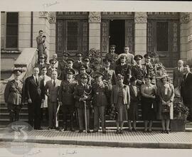 Visita de Militares. Foto em grupo em frente ao Pavilhão Lemos Monteiro. Primeira fileira da esqu...