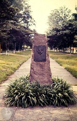 Placa em alto-relevo de Vital Brazil localizada na Alameda principal do Parque do Instituto Butantan