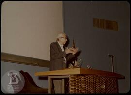 Palestra “Requisitos desejáveis para a Soroterapia”.Dr. Gastão Rosenfeld realizando apresentação.