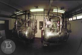 Interior de laboratório, detalhe de tanques