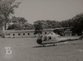 Helicóptero pousado no heliponto do Instituto Butantan, ao fundo Hospital Vital Brazil.