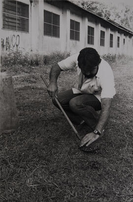 Giuseppe Puorto manejando uma jararaca (Bothropóides jararaca)