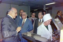 Mário Augusto Jorge de Castro Lima (Ministro da Saúde), Visitando laboratório de produção, acompa...