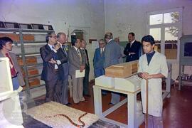 Interior de laboratório, Mário Augusto Jorge de Castro Lima (Ministro da Saúde), observando demon...