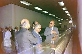 Mário Augusto Jorge de Castro Lima (Ministro da Saúde), observando expografia do Museu Biológico,...