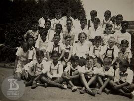 Fotografia em grupo de alunos do Grupo Escolar Butantan com professora Dina.