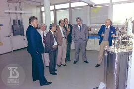 Visita de Affonso Celso Pastori, fotografia em grupo em interior de laboratório. Da direita para ...