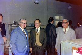 Interior de laboratório, retrato de Mário Augusto Jorge de Castro Lima (Ministro da Saúde), com p...