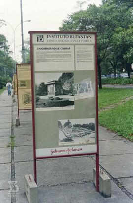 foto em detalhe de painel expositivo no Museu de Rua com superfície quebrada