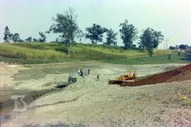 Construção do Parque de Saúde Pública do Instituto Butantan. Obras de desvio e represamento do cu...