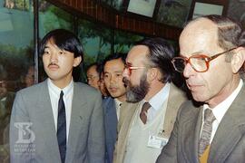 Príncipe Fumihito observando a expografia do Museu Biológico acompanhado do Dr. Willy Beçak, Dr. ...