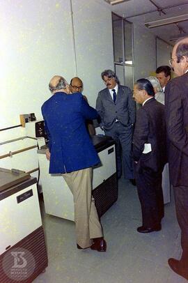 Visita de Affonso Celso Pastori, fotografia em grupo em interior de laboratório. Da esquerda para...