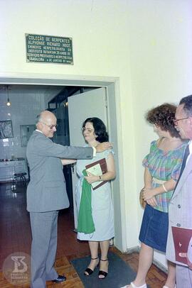 Cerimônia de inauguração da placa “Coleção de Serpentes Alphonse Richard Hoge”, instalada em fren...