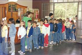 Estudantes do Colégio Docas observando expografia de serpentes do Museu Biológico