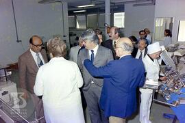 Visita de Affonso Celso Pastori, fotografia em grupo em interior de laboratório. Da esquerda para...