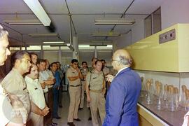 Visita de militares acompanhados por Bruno Soerensen Cardozo em laboratório de produção