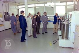 Visita de Affonso Celso Pastori, fotografia em grupo em interior de laboratório. Da direita para ...
