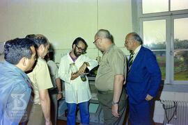 Visita de militares acompanhados por Bruno Soerensen Cardozo em biotério, à direita, e Pedro A. F...