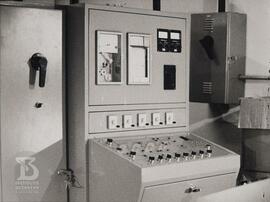 Painel de controle do liofilizador do laboratório de produção de vacina contra sarampo.