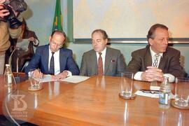 Solenidade de Inauguração de novos laboratórios pelo Ministro da Saúde Seigo Tsuzuki e assinatura...